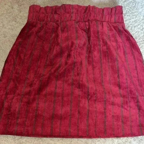 Woman’s skirt size small - Picture 4 of 4
